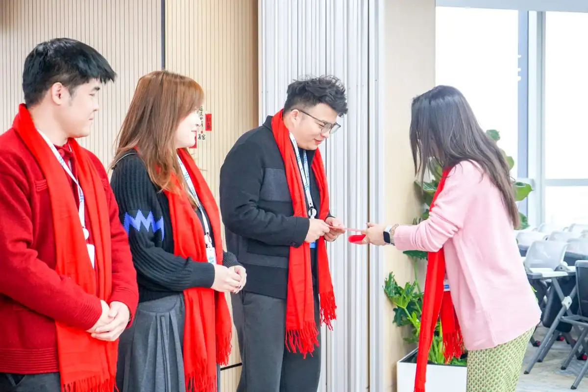 卓尔数科管理团队向伙伴派发开工红包